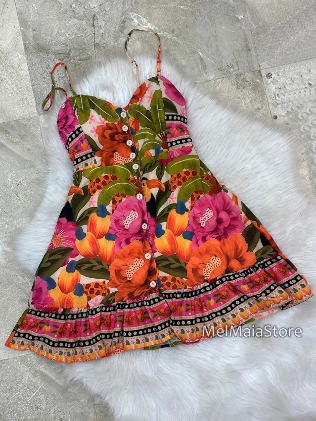 Vestido curto babado com botões